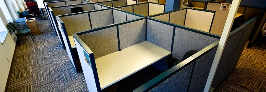 Shared desks that illustrate a flexi-desk office in the UAE for a small company