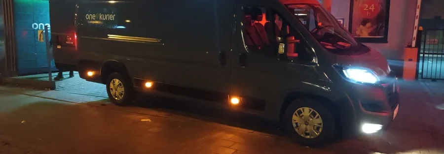 Delivery van at night: an e-commerce licence UAE sellers need before shipping online orders