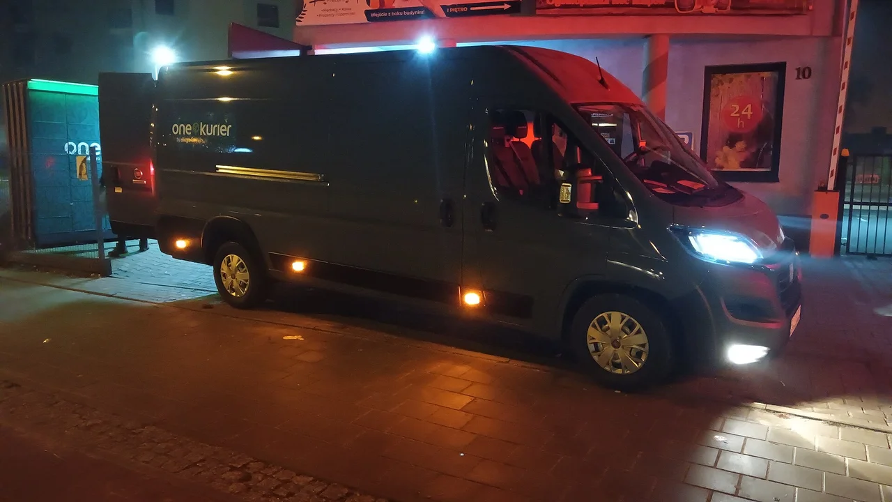 Delivery van at night: an e-commerce licence UAE sellers need before shipping online orders