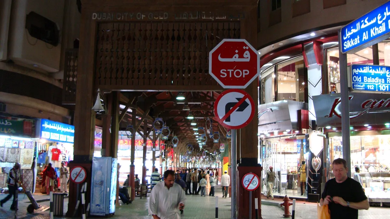 UAE commercial agency law: a busy trading street in Deira, Dubai, where distributors and retailers operate