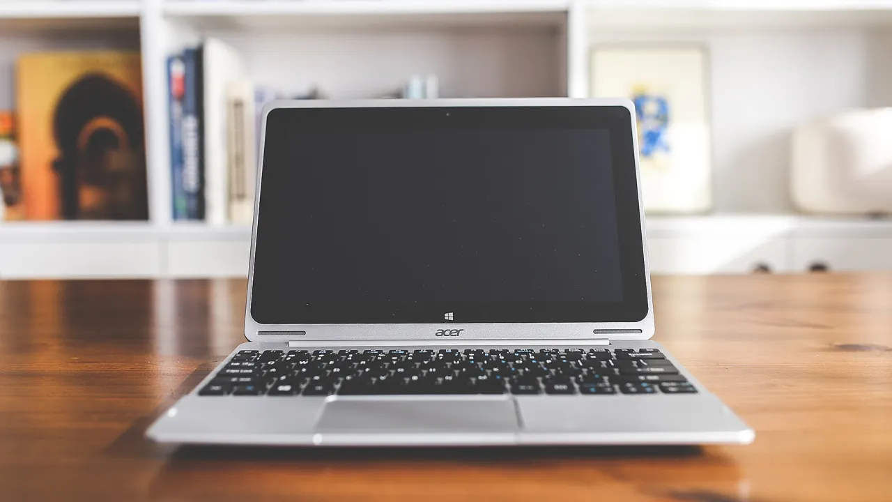 Laptop on a desk: UAE corporate tax for individuals starts with counting your gross turnover